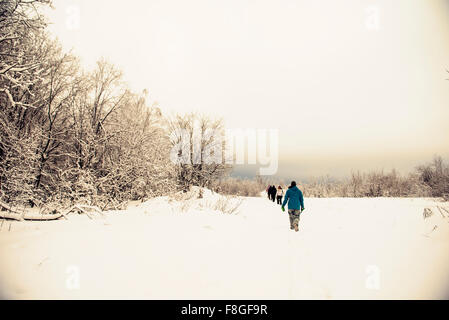 Caucasian gli escursionisti a piedi nella neve Foto Stock