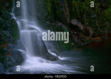 Una cascata che scorre sulla scogliera di roccia Foto Stock