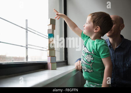 Padre e figlio di blocchi di impilamento in finestra Foto Stock