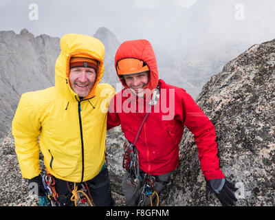 Gli arrampicatori caucasica sorridente su pendio Foto Stock