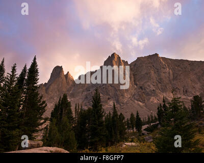 Wind River montagne sotto le nuvole, Pinedale, Wyoming negli Stati Uniti Foto Stock