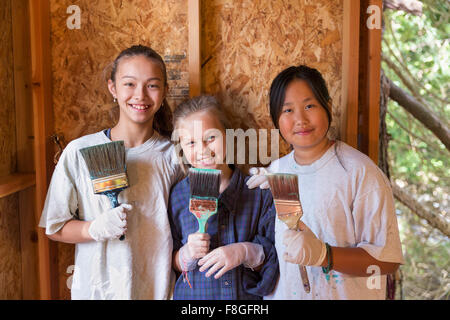 Ragazze sorridenti casa di verniciatura Foto Stock
