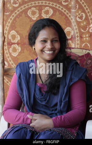 Attraente sorridente signora indiana, abito tradizionale, Goa, India Foto Stock