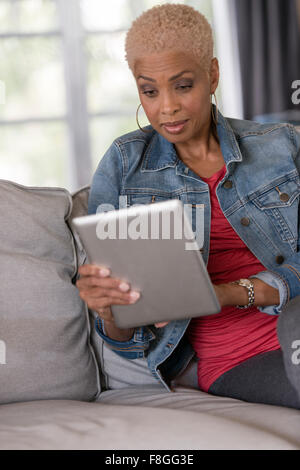 African American donna utilizzando tavoletta digitale Foto Stock