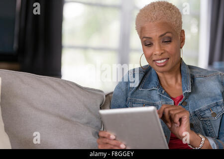 African American donna utilizzando tavoletta digitale Foto Stock