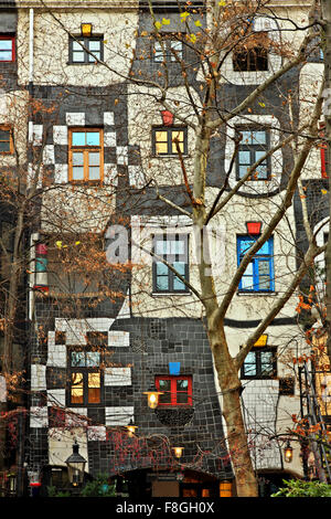 La Kunst Haus Wien ("Casa d'Arte" - Architetto: Friedenreich Hundertwasser), Vienna, Austria. Foto Stock