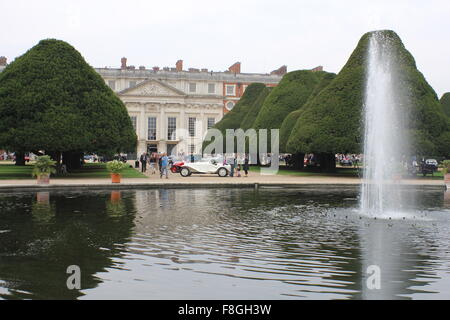 Hampton Court Palace giardini durante il concours di eleganza, London, Regno Unito Foto Stock