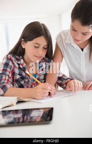 Caucasian gemelle facendo i compiti di scuola Foto Stock