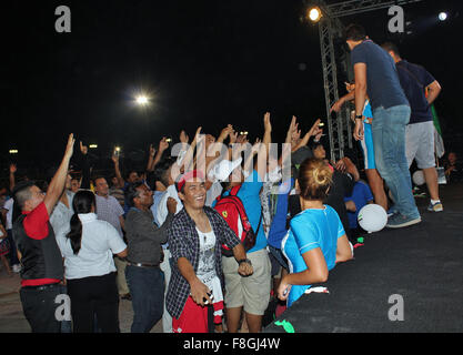 Dubai, Emirati Arabi Uniti. 04 Dic, 2015. In filippino Dubai celebra la Bayanihan Festival tenutosi al Parco sulla spiaggia di Mamzar. La manifestazione ha presentato i talenti di filippini a cantare, ballare, arte, sport, hosting, attività di gioco tombola e promozione. © Robert Oswald Alfiler/Pacific Press/Alamy Live News Foto Stock