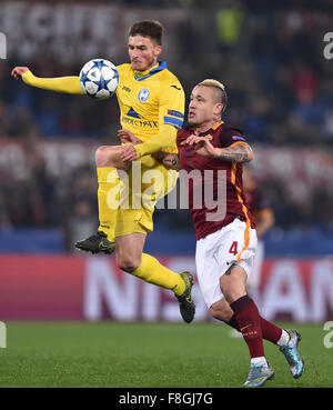 Roma, Italia. Decimo Dec, 2015. Radja Nainggolan (R) di Roma il sistema VIES con Evgeni Yablonski di Bate Borisov durante la UEFA Champions League calcio in Roma, Italia, Dicembre 10, 2015. Roma ha vinto 2-0. Credito: Alberto Lingria/Xinhua/Alamy Live News Foto Stock