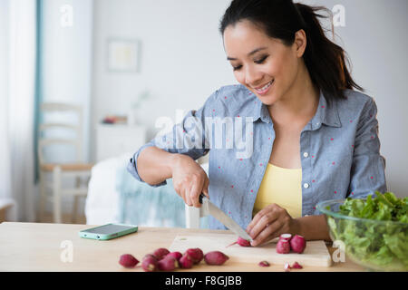 Donna cinese la preparazione di insalata Foto Stock