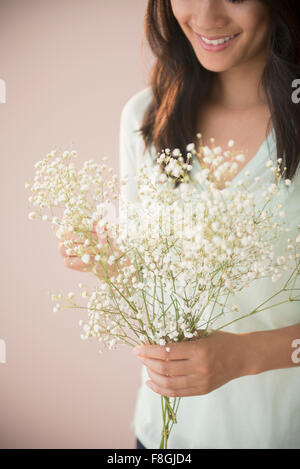 Donna cinese holding mazzo di fiori Foto Stock