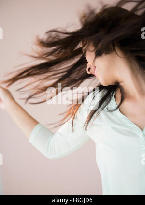 Donna cinese nel lanciare i suoi capelli Foto Stock