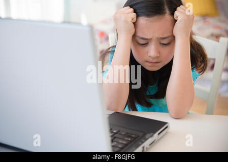 Frustrata ragazza utilizzando laptop Foto Stock