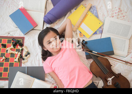 La ragazza che posa in piano con gli hobby e compiti Foto Stock