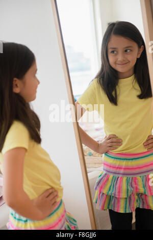 Ragazza ammirando se stessa in specchio Foto Stock