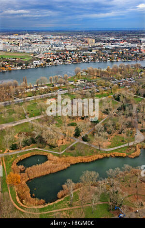 Alte Donau ("Vecchio Danubio'), Vienna, Austria. Vista dalla Torre del Danubio (Donauturm). Foto Stock