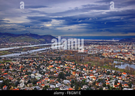 Vista parziale di Vienna e il Danubio la Torre del Danubio (Donauturm). Foto Stock