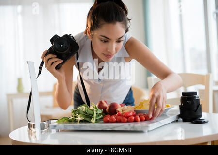 Donna ispanica a fotografare il cibo Foto Stock