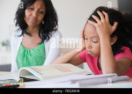 Madre aiutare mia figlia con i compiti Foto Stock