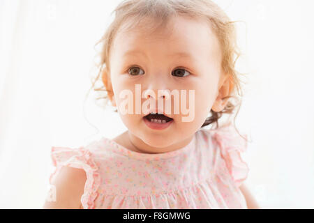 Razza mista bambina con la bocca aperta Foto Stock