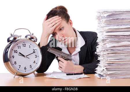 Donna con la pistola sotto stress da scadenze Foto Stock