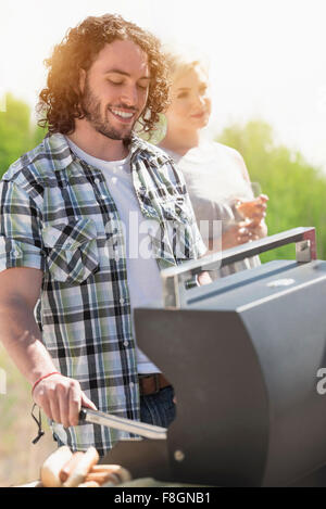 Uomo caucasico la grigliatura a barbecue Foto Stock