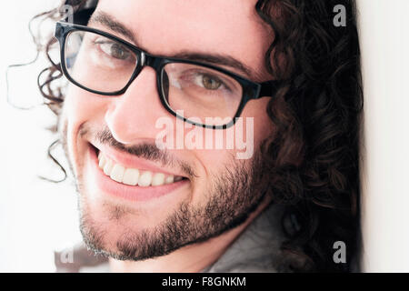 Uomo caucasico sorridente Foto Stock