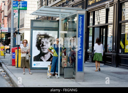 Un Chuck Close la pittura è riprodotta su un pannello pubblicitario in un rifugio di autobus nella città di New York durante l'arte ovunque evento. Foto Stock