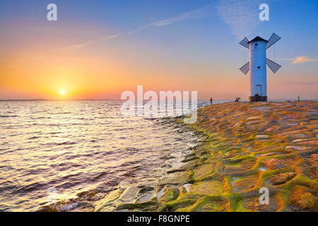 Tramonto al mare Baltico, mulino a vento a Swinoujscie, Pomerania, Polonia Foto Stock