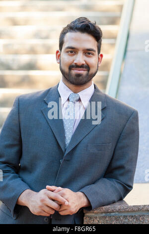 Commerciante indiano sorridente all'aperto Foto Stock