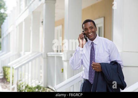 Imprenditore nero parlando al cellulare Foto Stock
