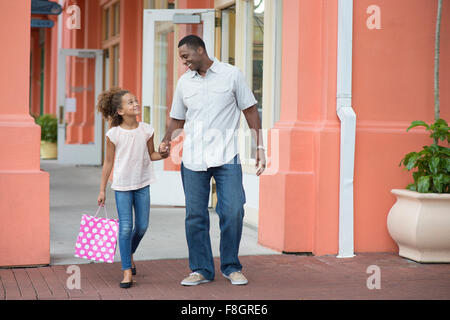 Padre e figlia tenendo le mani all'aperto Foto Stock