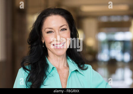 Caucasian donna sorridente in ambienti interni Foto Stock