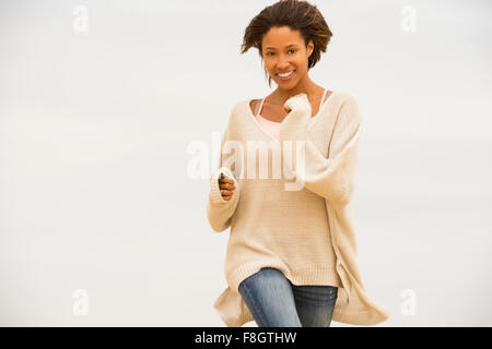 African American donna passeggiate all'aperto Foto Stock