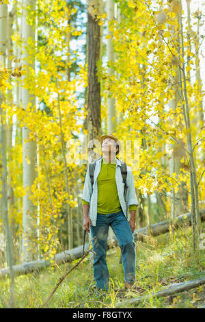 L'uomo ad esplorare la foresta di autunno Foto Stock