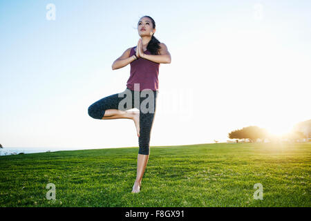 Donna asiatica a praticare yoga all'aperto Foto Stock