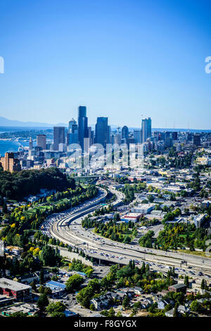 Vista aerea di autostrada e il paesaggio urbano di Seattle, Washington, Stati Uniti Foto Stock