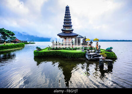 Pagoda galleggiante sull'acqua, Baturiti, Bali, Indonesia Foto Stock