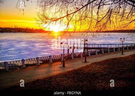 Scenic riverwalk lungo il fiume Volga nella città di Kostroma, Russia Foto Stock