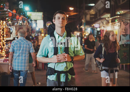 Turismo caucasici in piedi nel mercato a notte