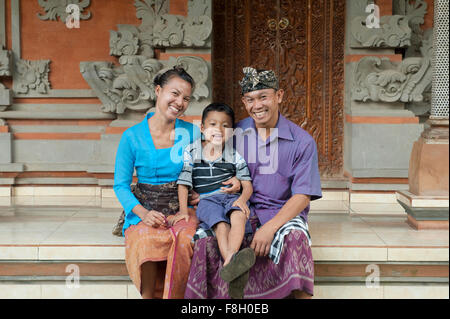 Asian madre, padre e figlio sorridente al di fuori dell edificio ornato Foto Stock