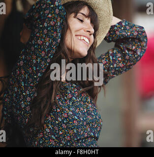 Sorridente donna caucasica balli all'aperto Foto Stock