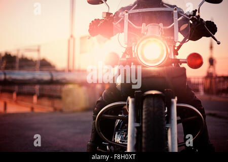 Uomo caucasico riding motociclo Foto Stock