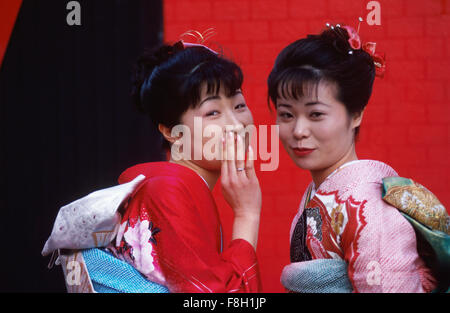 Mariko Tsunekawa e il suo amico Kikuko Taguchi sono vestiti in giapponese abito cerimoniale in Nagoya, Giappone. Modello rilasciato Foto Stock