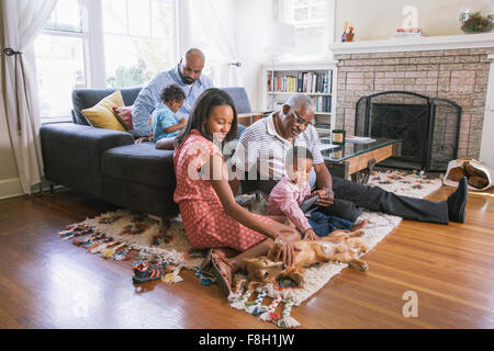 Famiglia americana africana rilassante nella stanza vivente Foto Stock