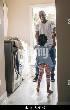 African American padre e figlia facendo servizio lavanderia Foto Stock