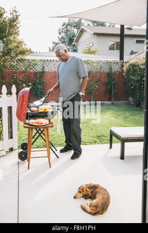 African American grill uomo nel cortile posteriore Foto Stock