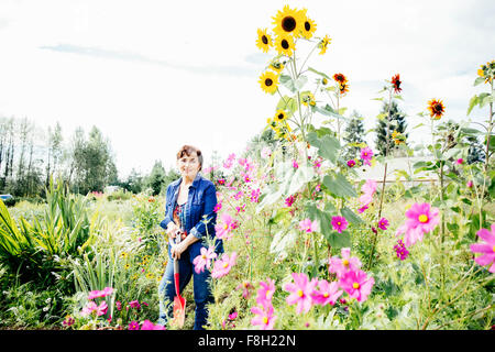 Caucasian donna sorridente in giardino Foto Stock