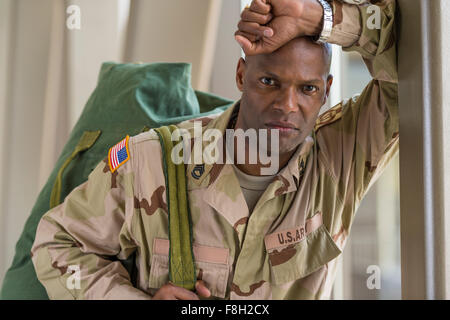African American soldato che porta borsone Foto Stock